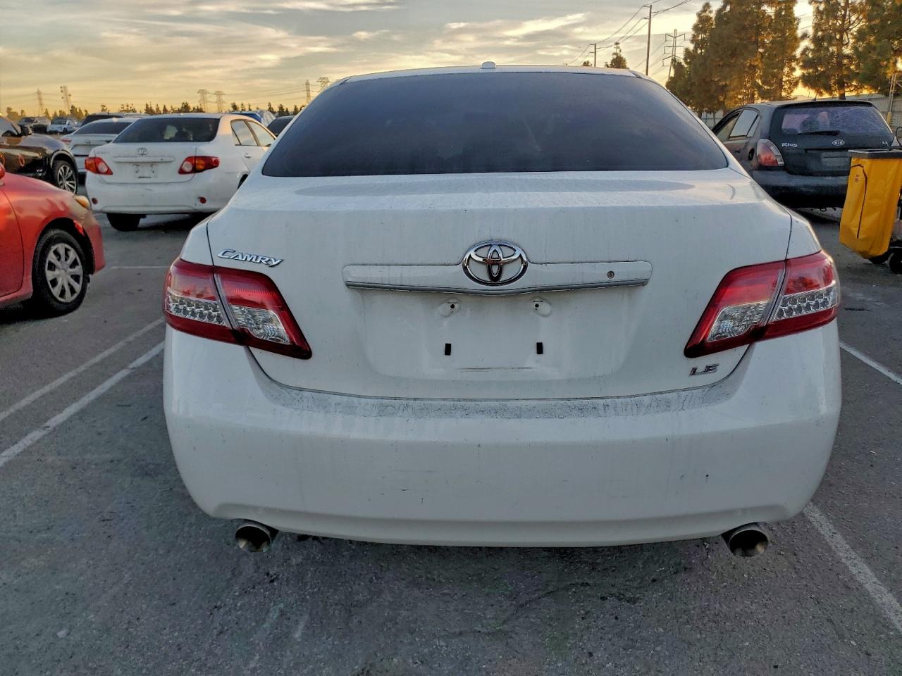 2010 TOYOTA CAMRY SE photo 6