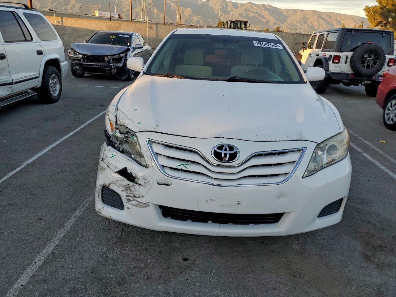 2010 TOYOTA CAMRY SE photo 5