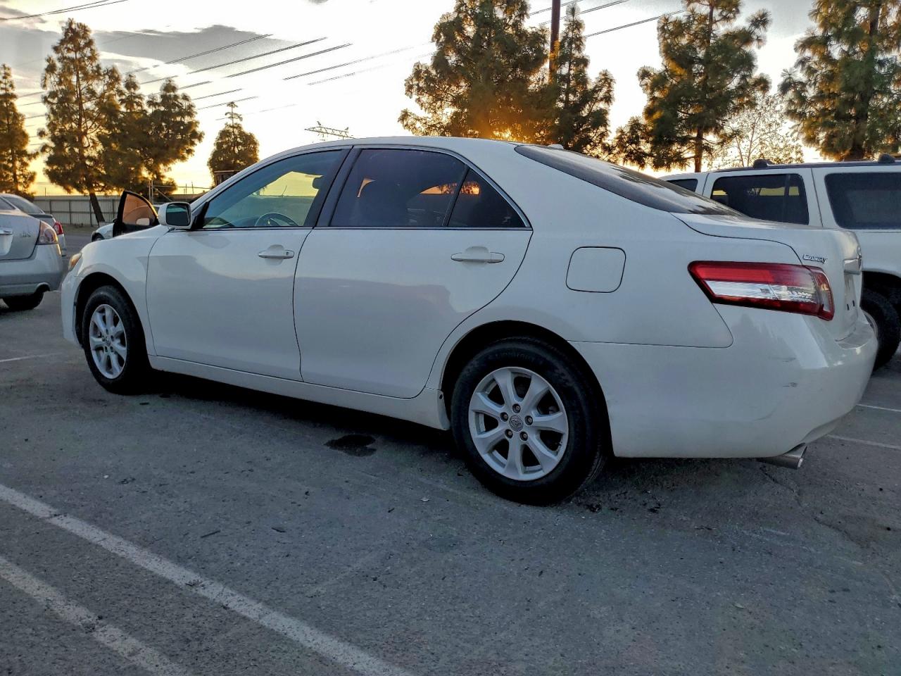 2010 TOYOTA CAMRY SE photo 2