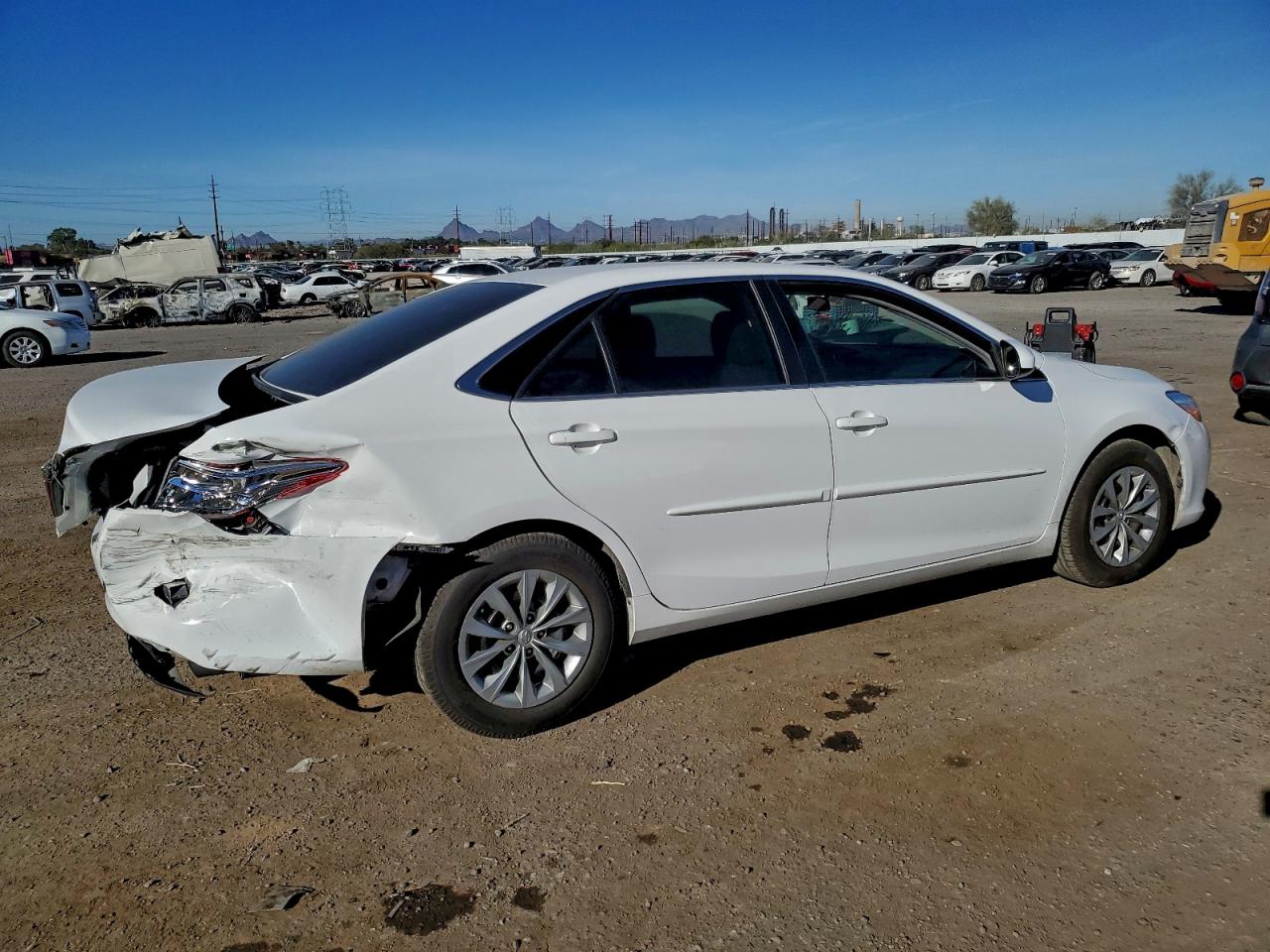 2017 TOYOTA CAMRY LE photo 3