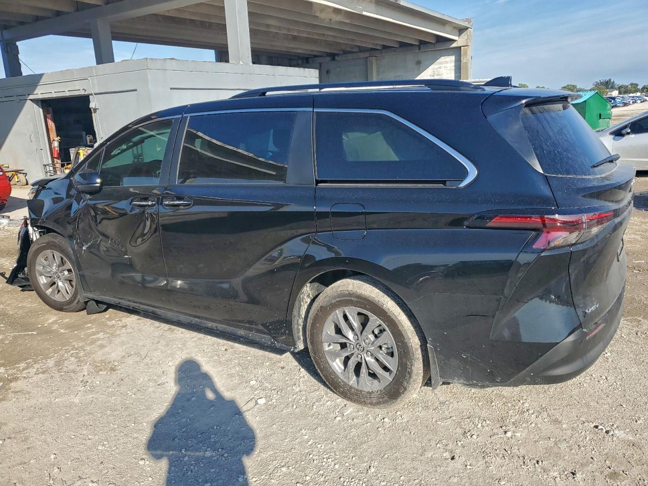 2025 TOYOTA SIENNA XLE photo 2