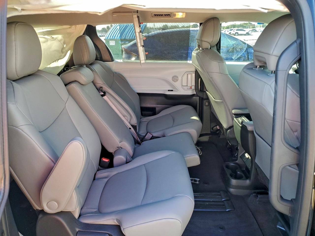 2025 TOYOTA SIENNA XLE photo 11