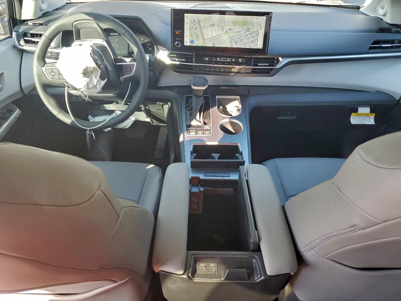 2025 TOYOTA SIENNA XLE photo 8