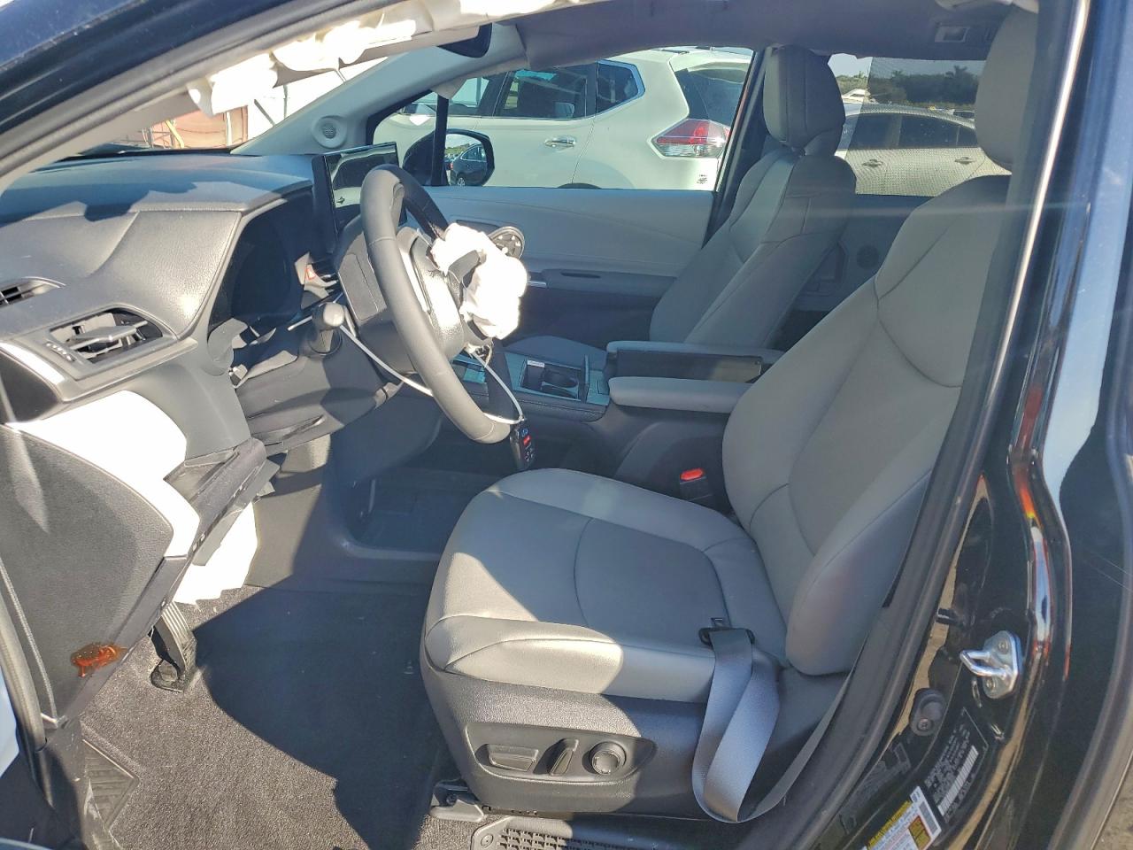 2025 TOYOTA SIENNA XLE photo 7
