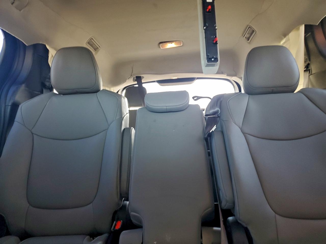 2025 TOYOTA SIENNA XLE photo 10