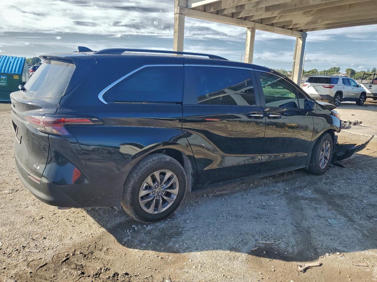 2025 TOYOTA SIENNA XLE photo 3