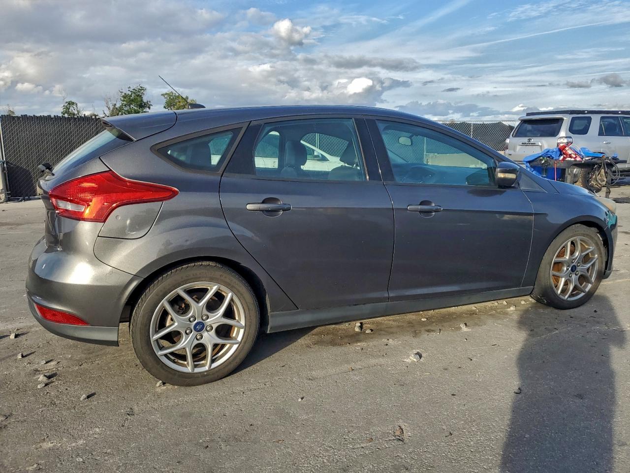 2015 FORD FOCUS SE photo 3