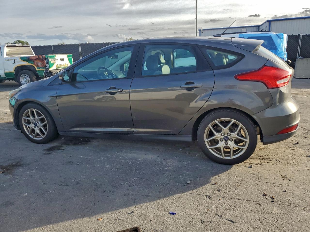 2015 FORD FOCUS SE photo 2