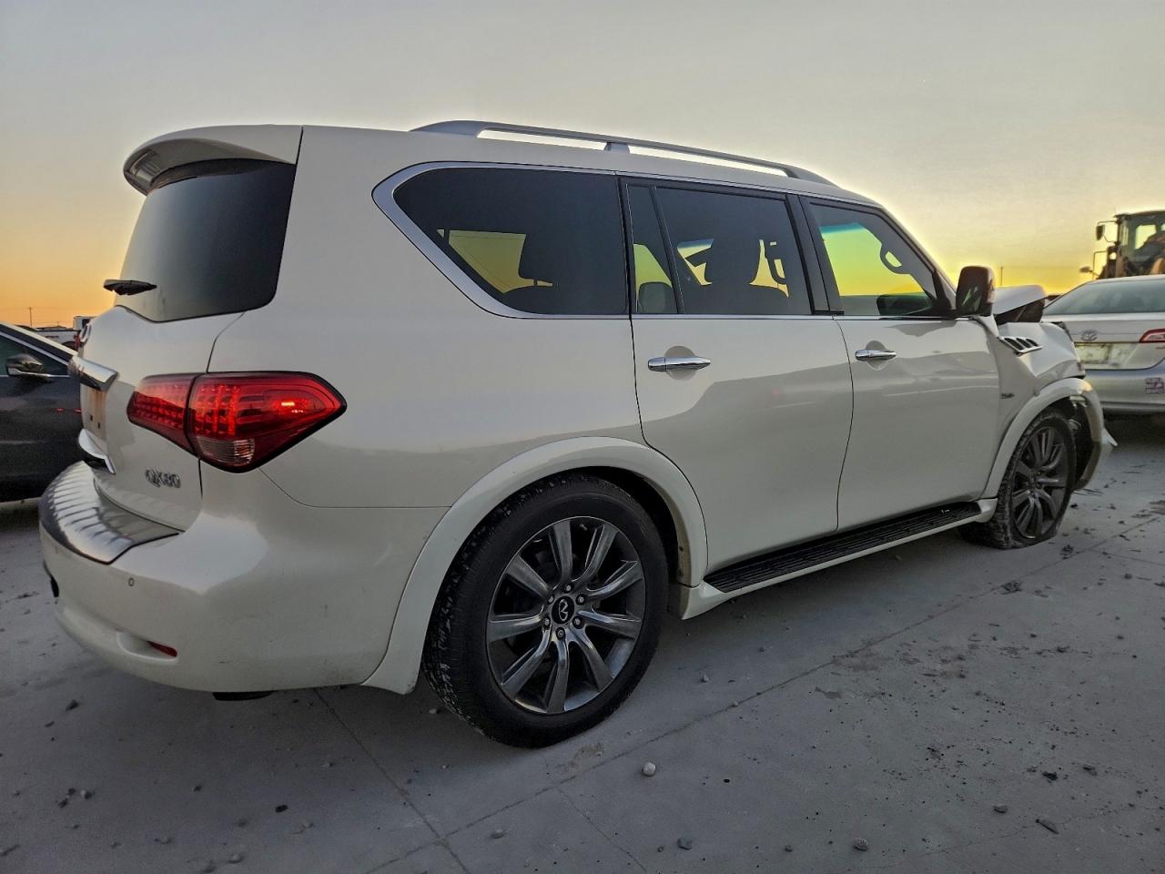 2017 INFINITI QX80 BASE photo 3