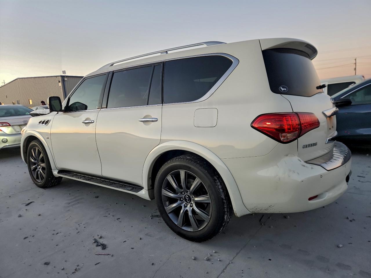 2017 INFINITI QX80 BASE photo 2