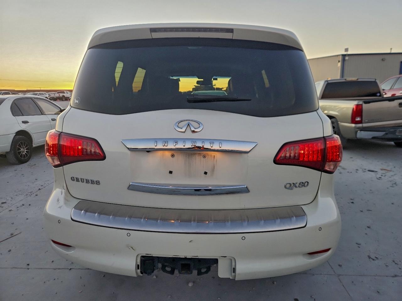 2017 INFINITI QX80 BASE photo 6