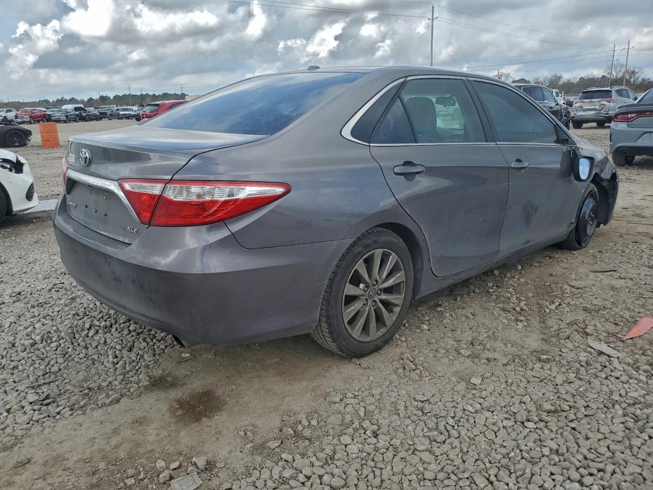 2016 TOYOTA CAMRY LE photo 3