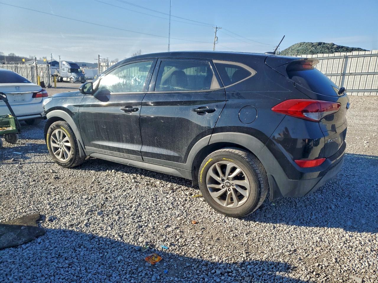 2016 HYUNDAI TUCSON SE photo 2