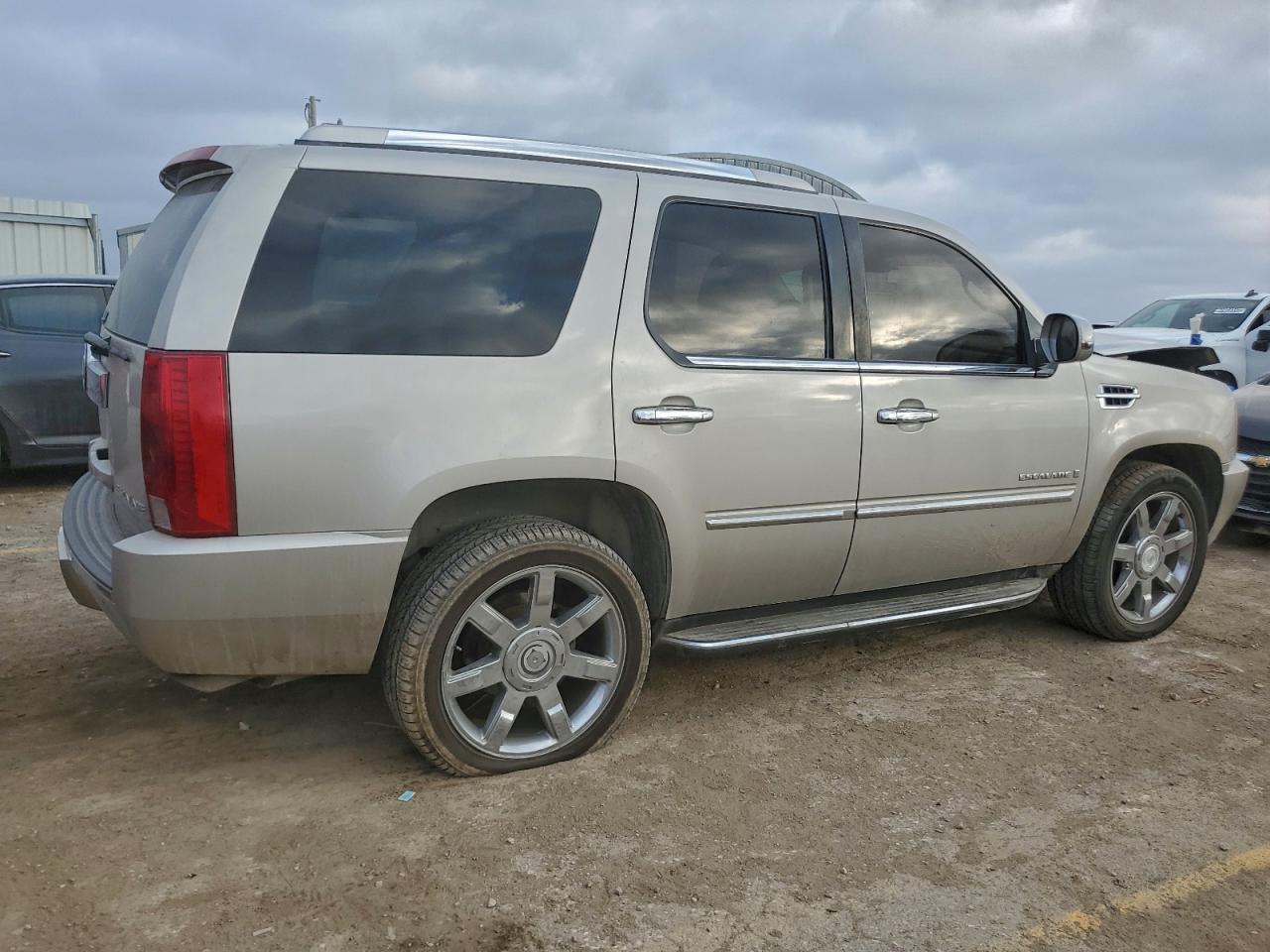 2007 CADILLAC ESCALADE LUXURY photo 3