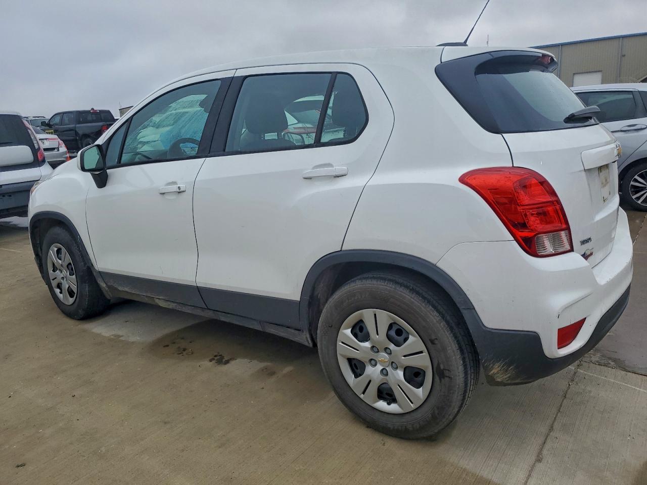 2018 CHEVROLET TRAX LS photo 2