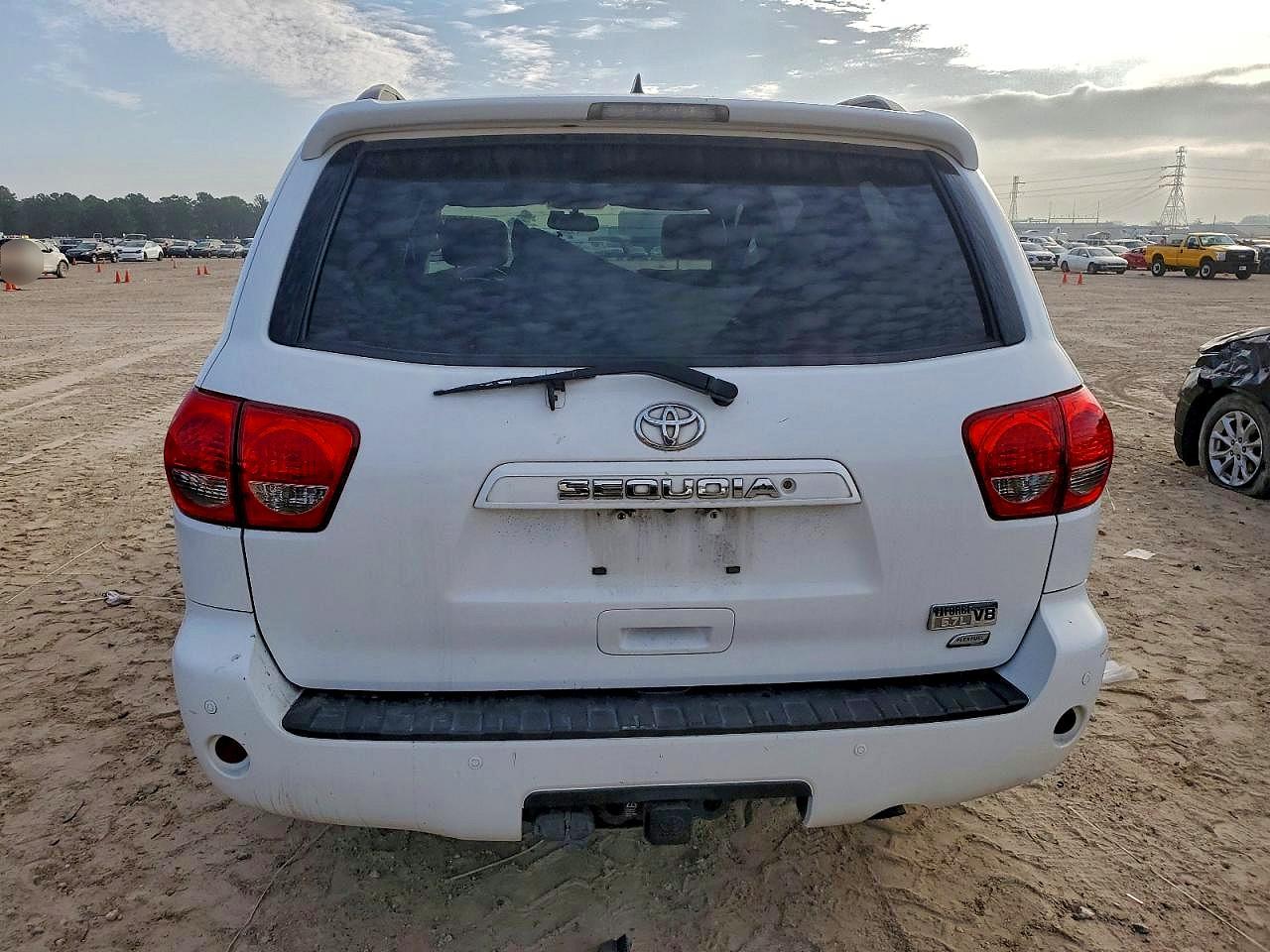 2016 TOYOTA SEQUOIA SR5 photo 11