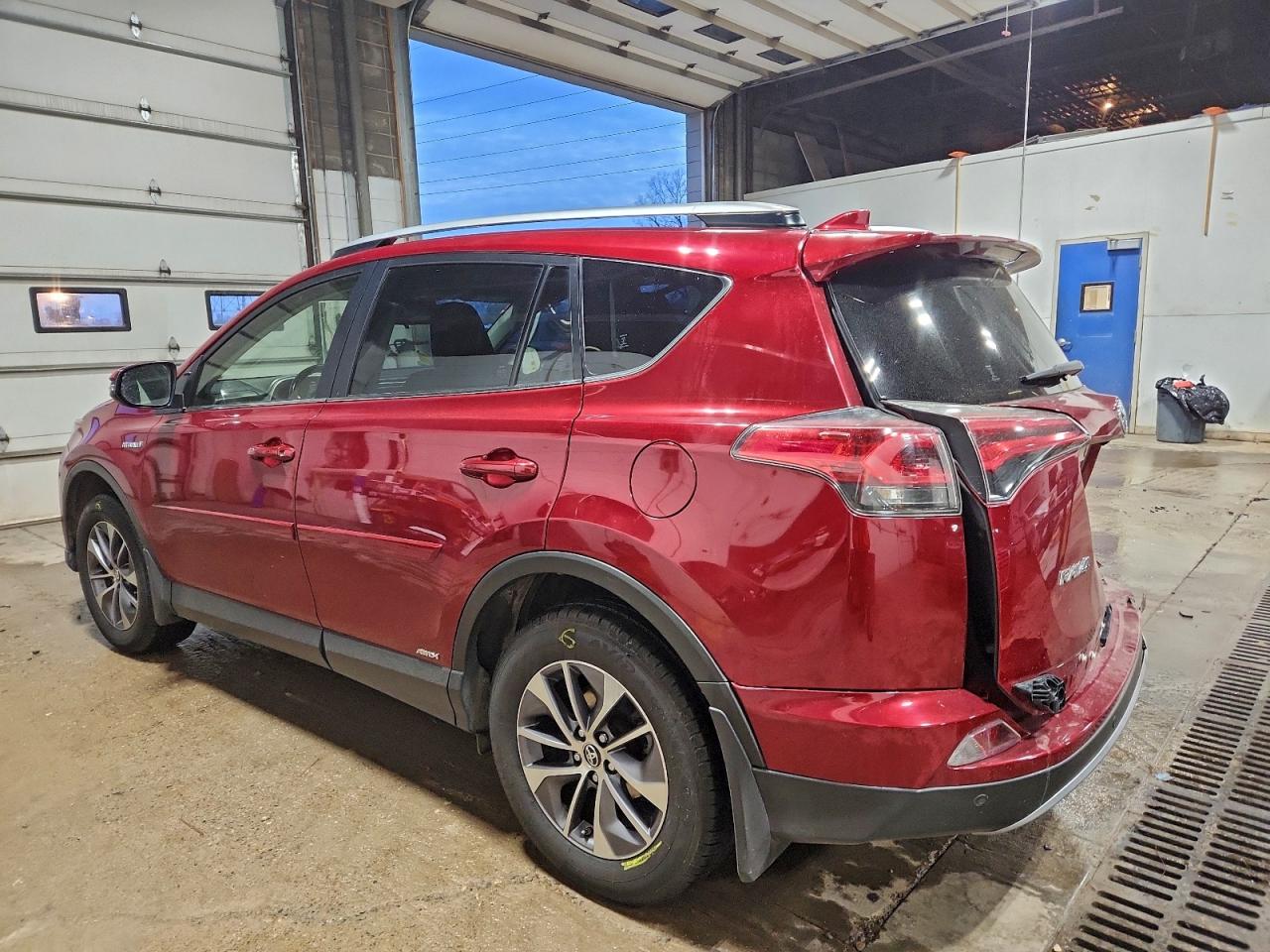 2018 TOYOTA RAV4 HV LE photo 2