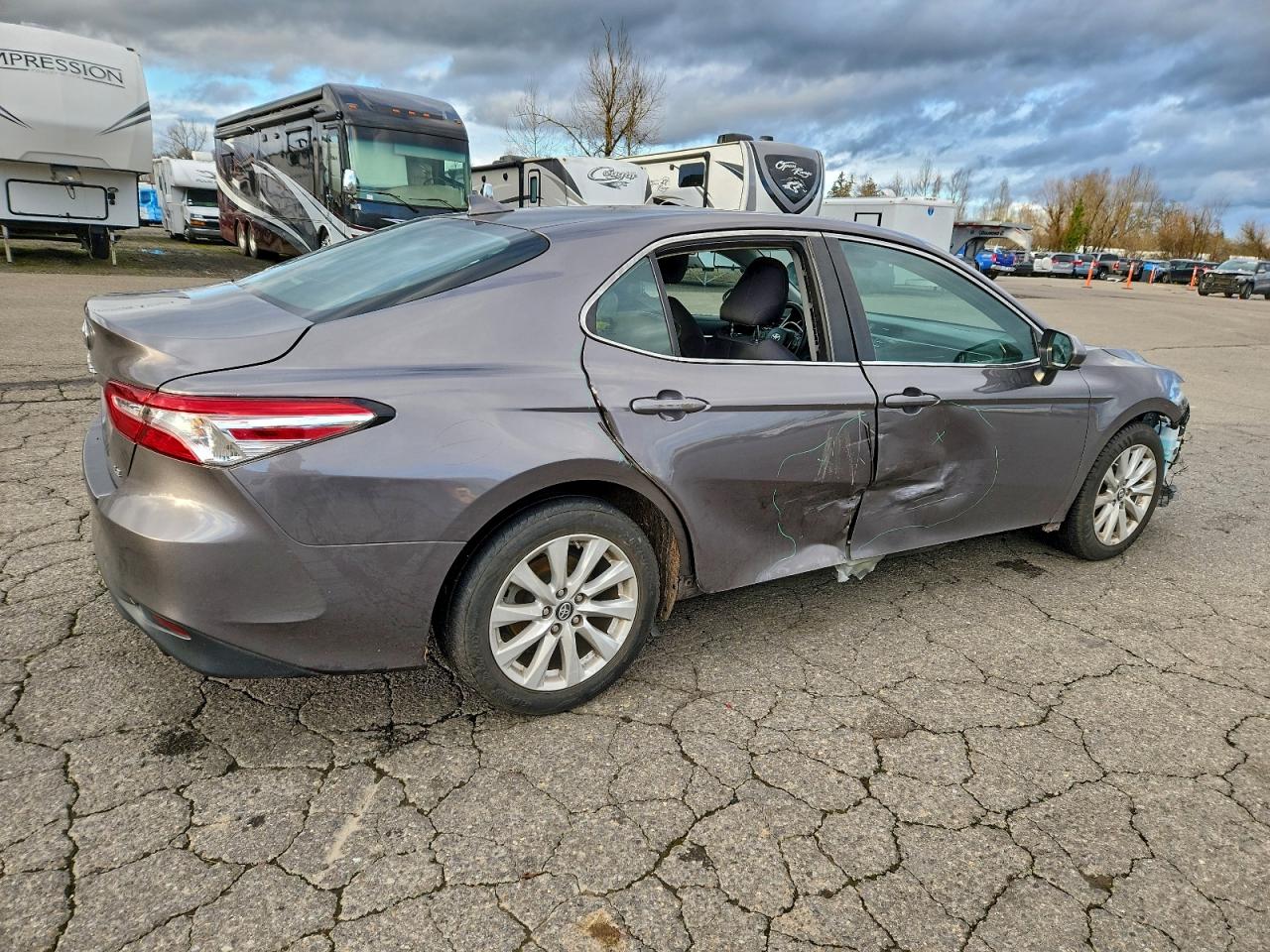 2019 TOYOTA CAMRY L photo 3