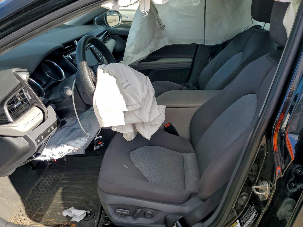 2020 TOYOTA CAMRY LE photo 7
