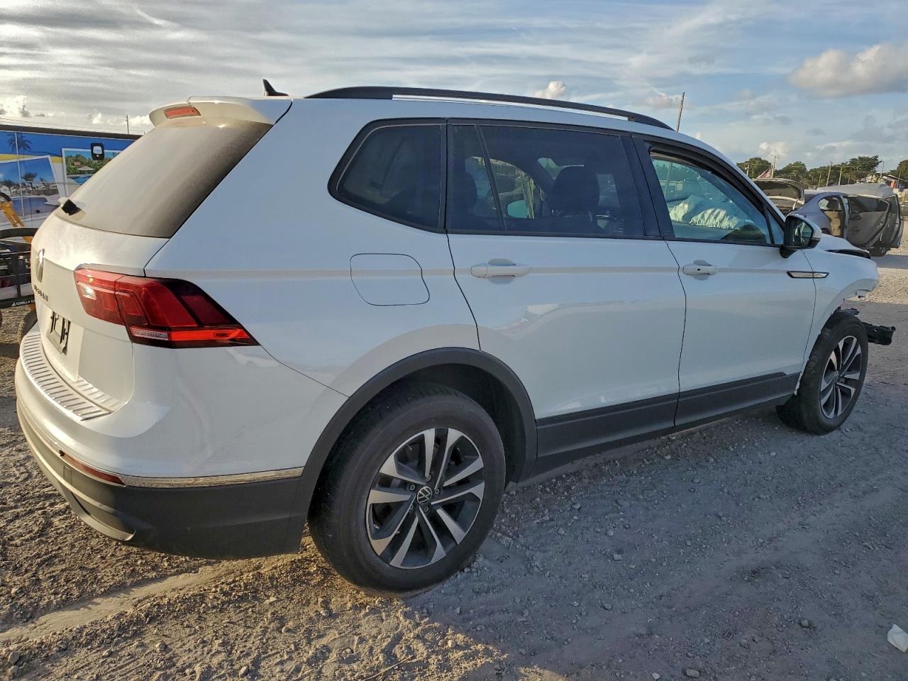 2024 VOLKSWAGEN TIGUAN S photo 3