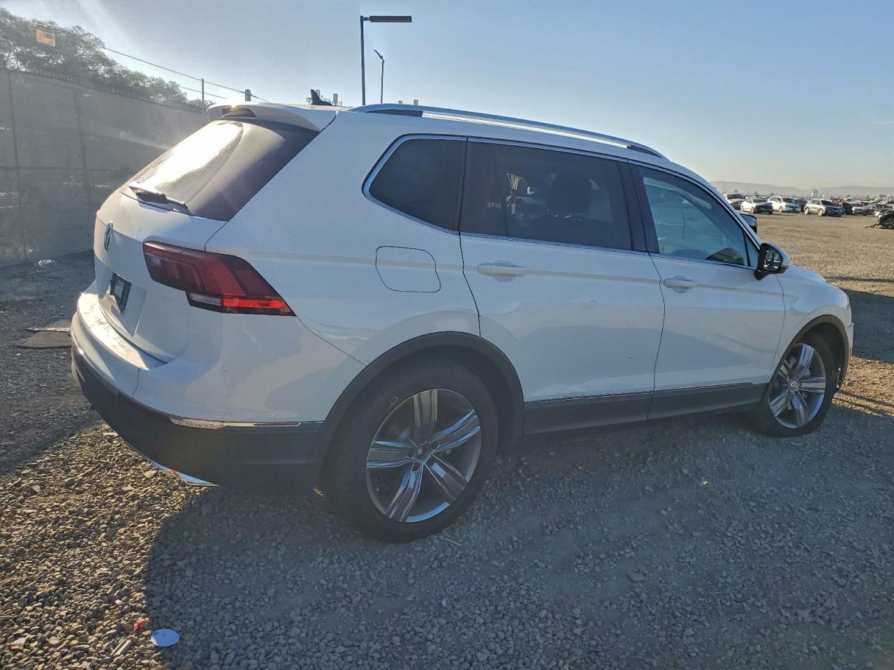 2021 VOLKSWAGEN TIGUAN SE photo 3