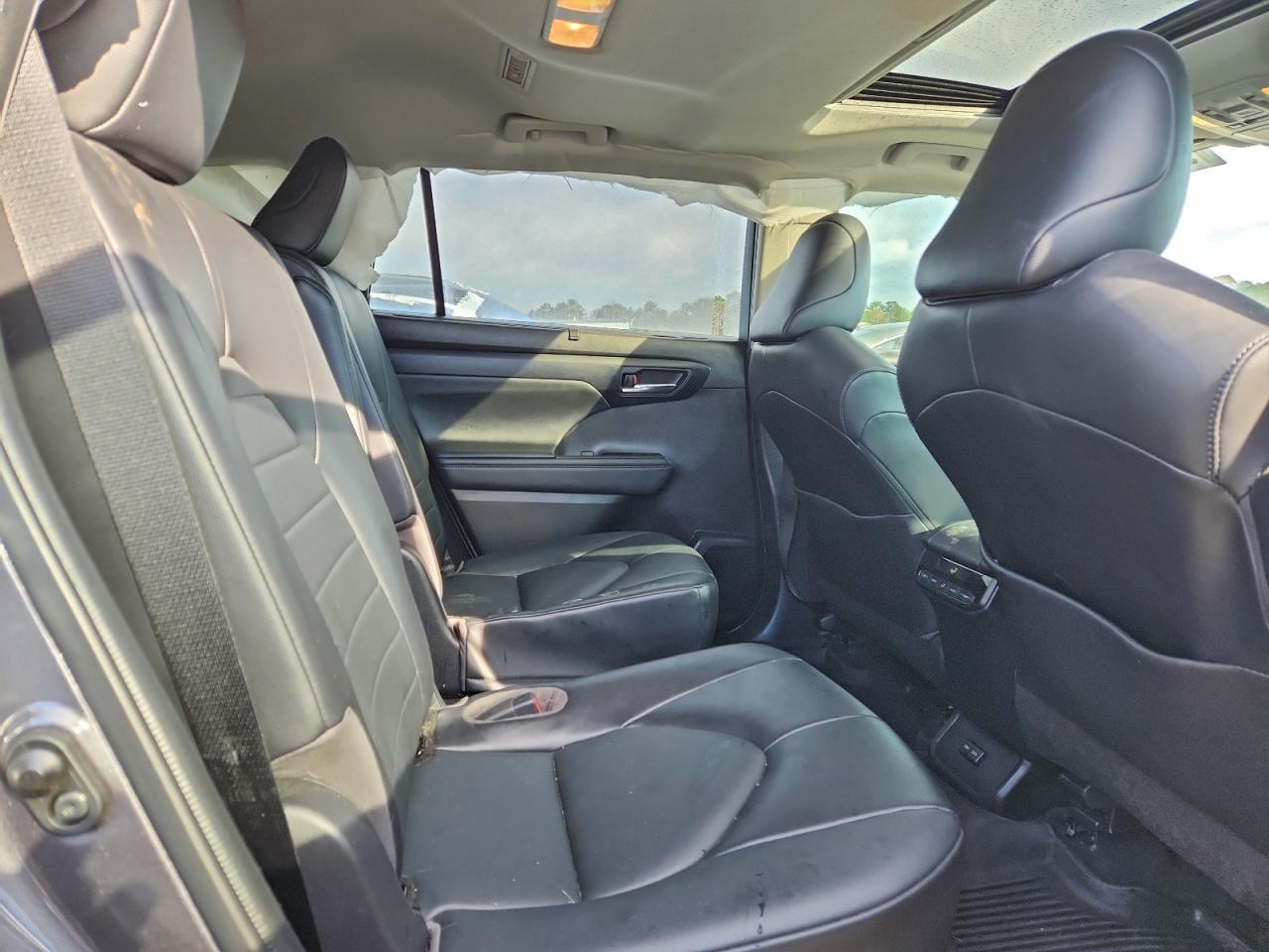 2022 TOYOTA HIGHLANDER XLE photo 11