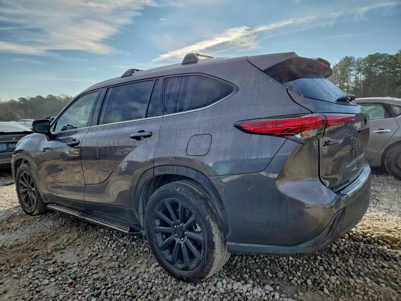 2022 TOYOTA HIGHLANDER XLE photo 2