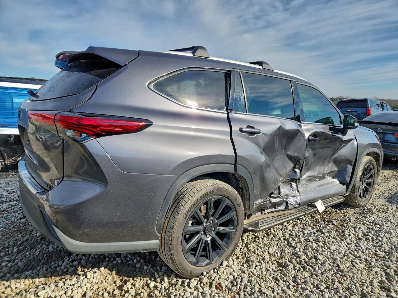 2022 TOYOTA HIGHLANDER XLE photo 3