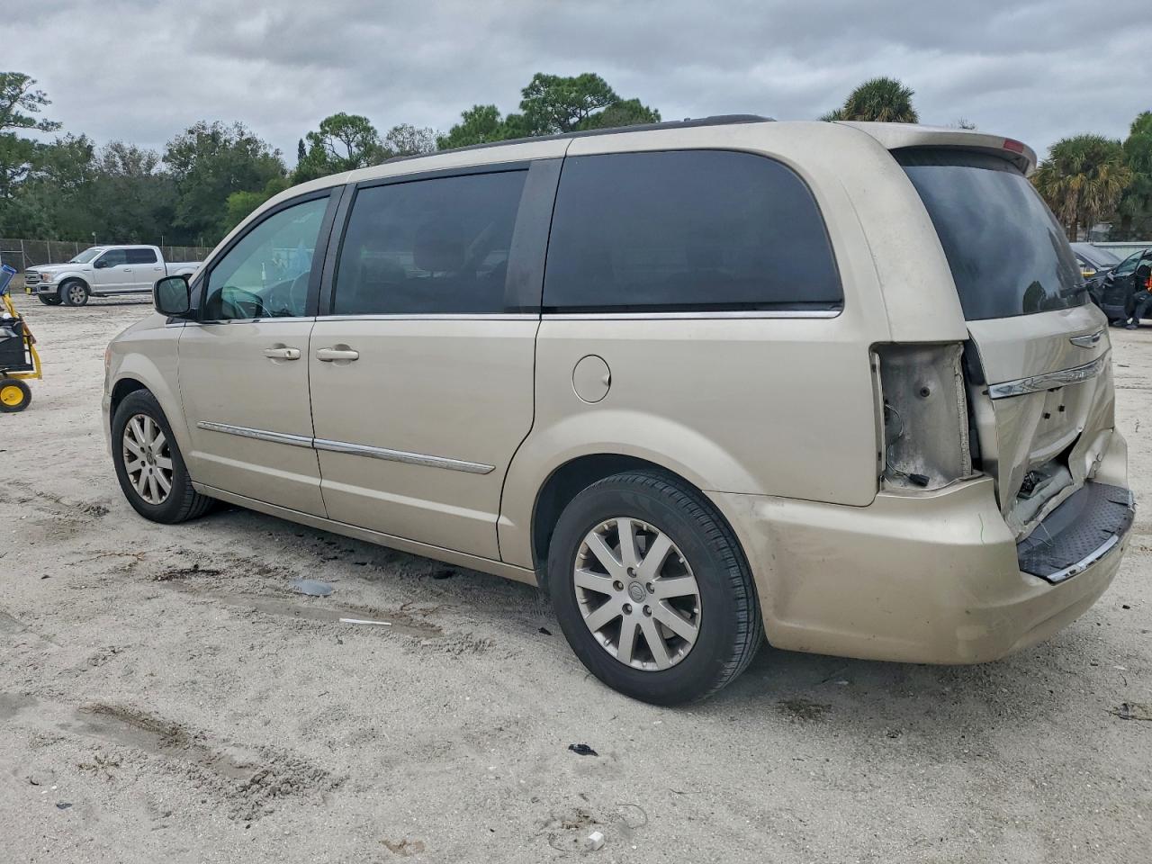 2015 CHRYSLER TOWN & COUNTRY TOURING photo 2