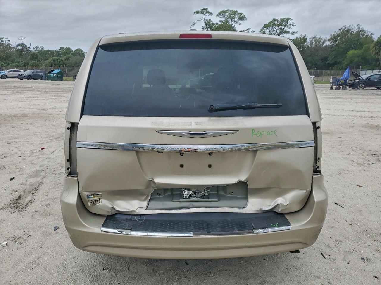 2015 CHRYSLER TOWN & COUNTRY TOURING photo 6