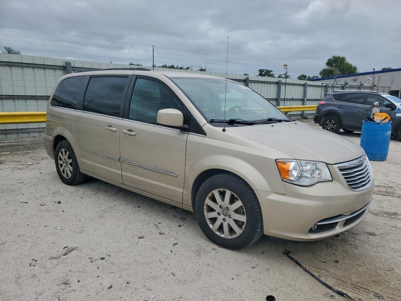 2015 CHRYSLER TOWN & COUNTRY TOURING photo 4