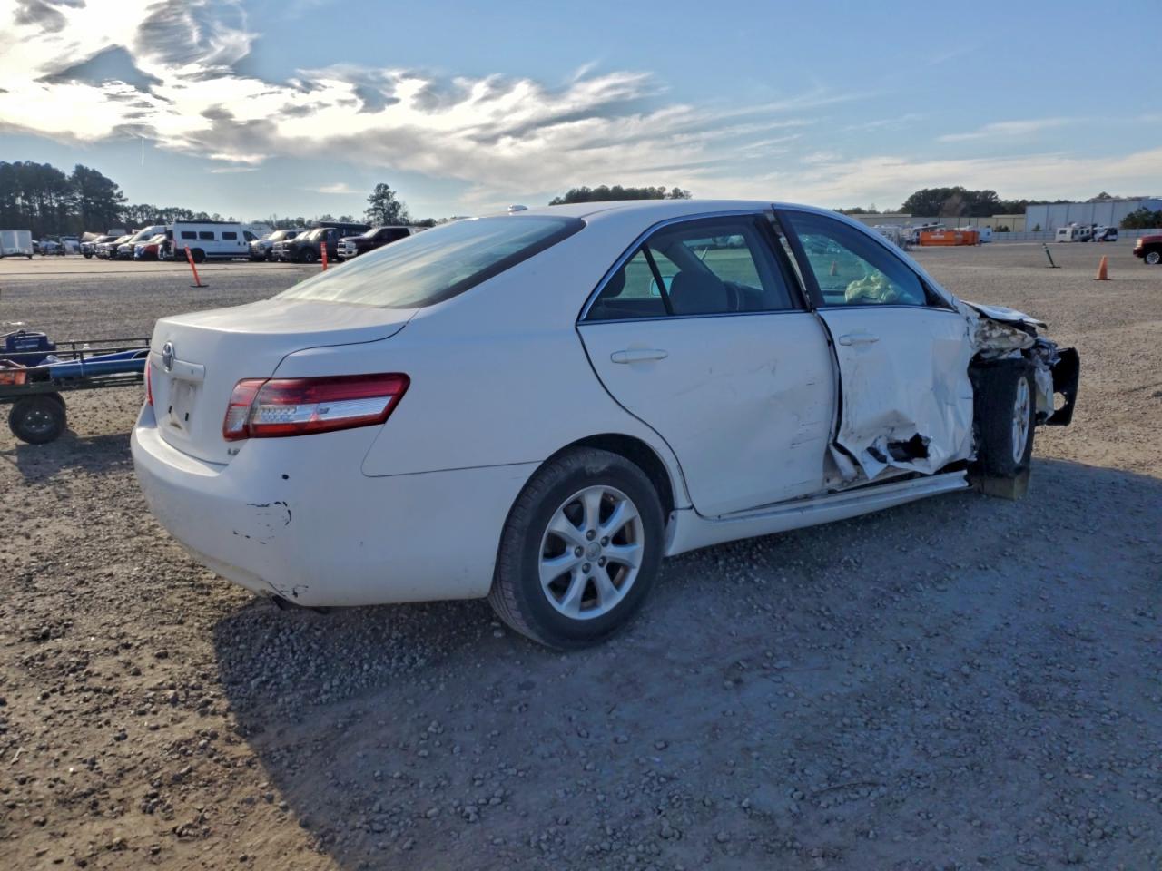 2011 TOYOTA CAMRY BASE photo 3