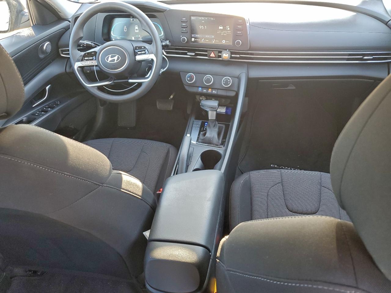2025 HYUNDAI ELANTRA SE photo 8