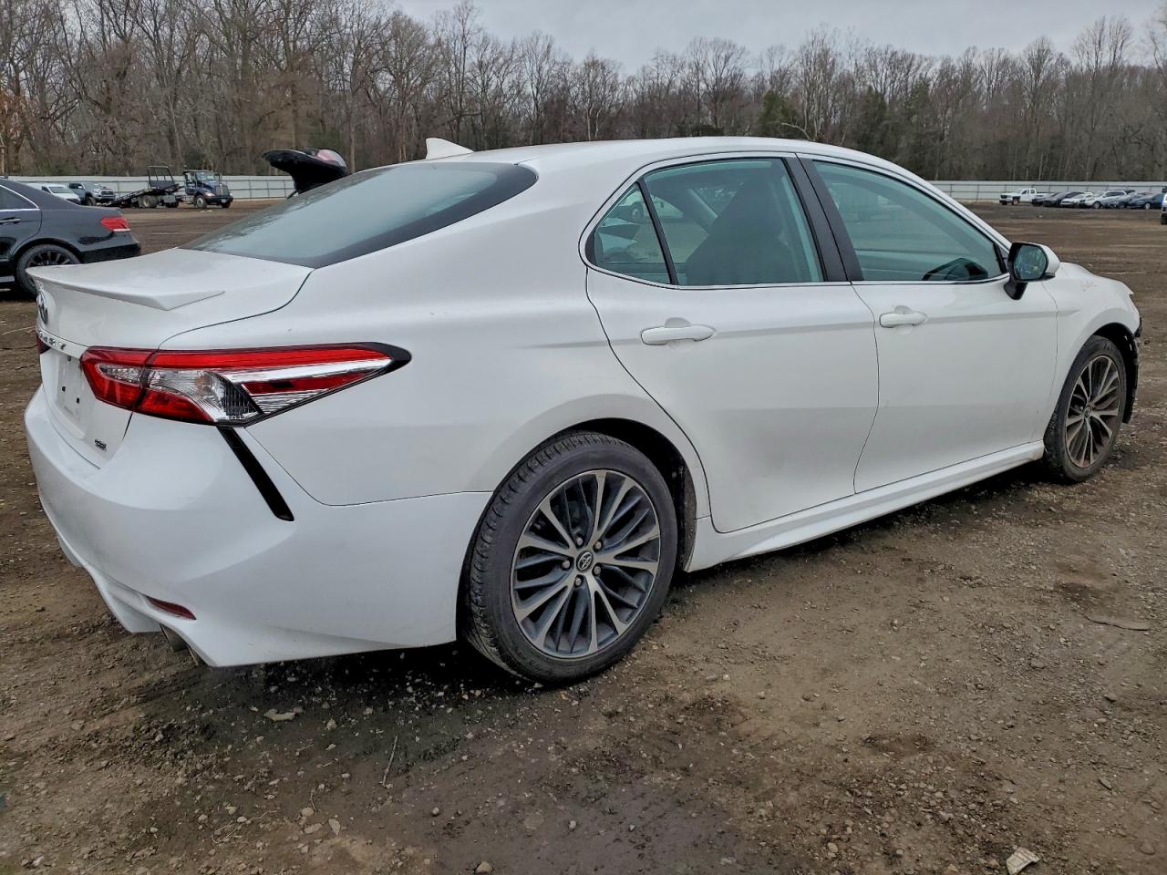 2020 TOYOTA CAMRY SE photo 3