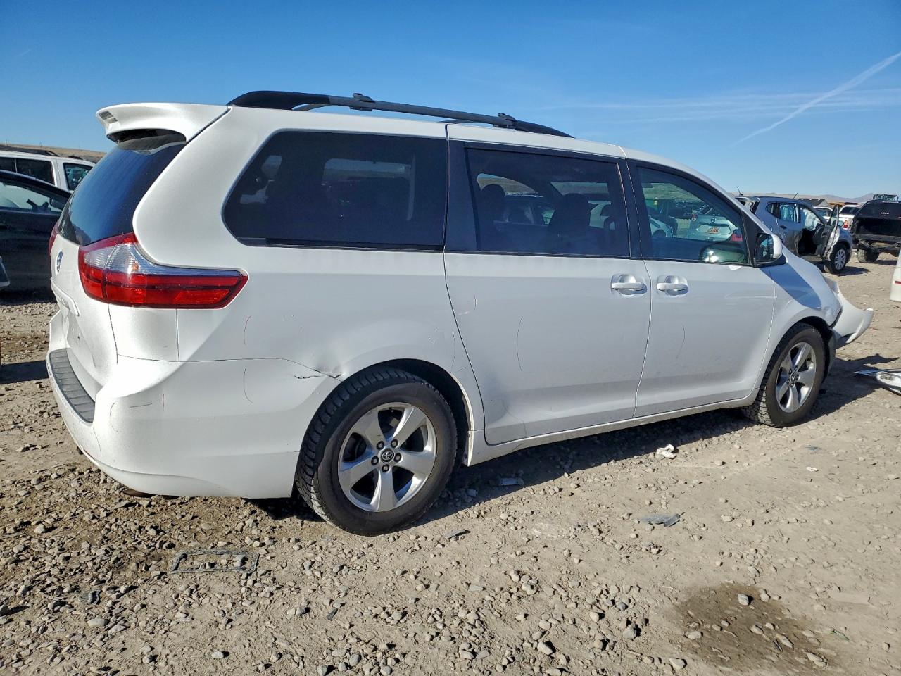 2015 TOYOTA SIENNA LE photo 3