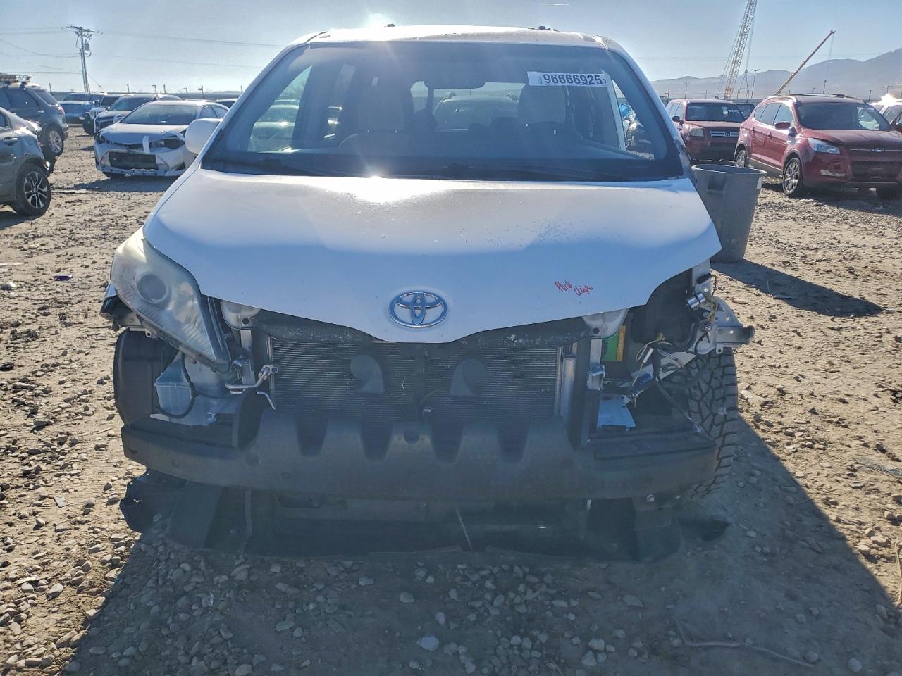 2015 TOYOTA SIENNA LE photo 5