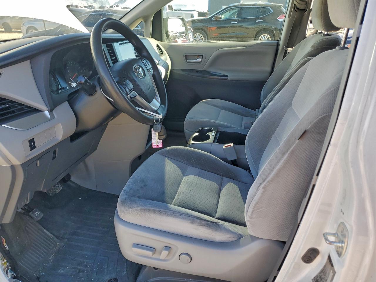 2015 TOYOTA SIENNA LE photo 7