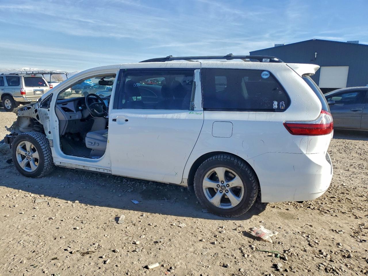 2015 TOYOTA SIENNA LE photo 2
