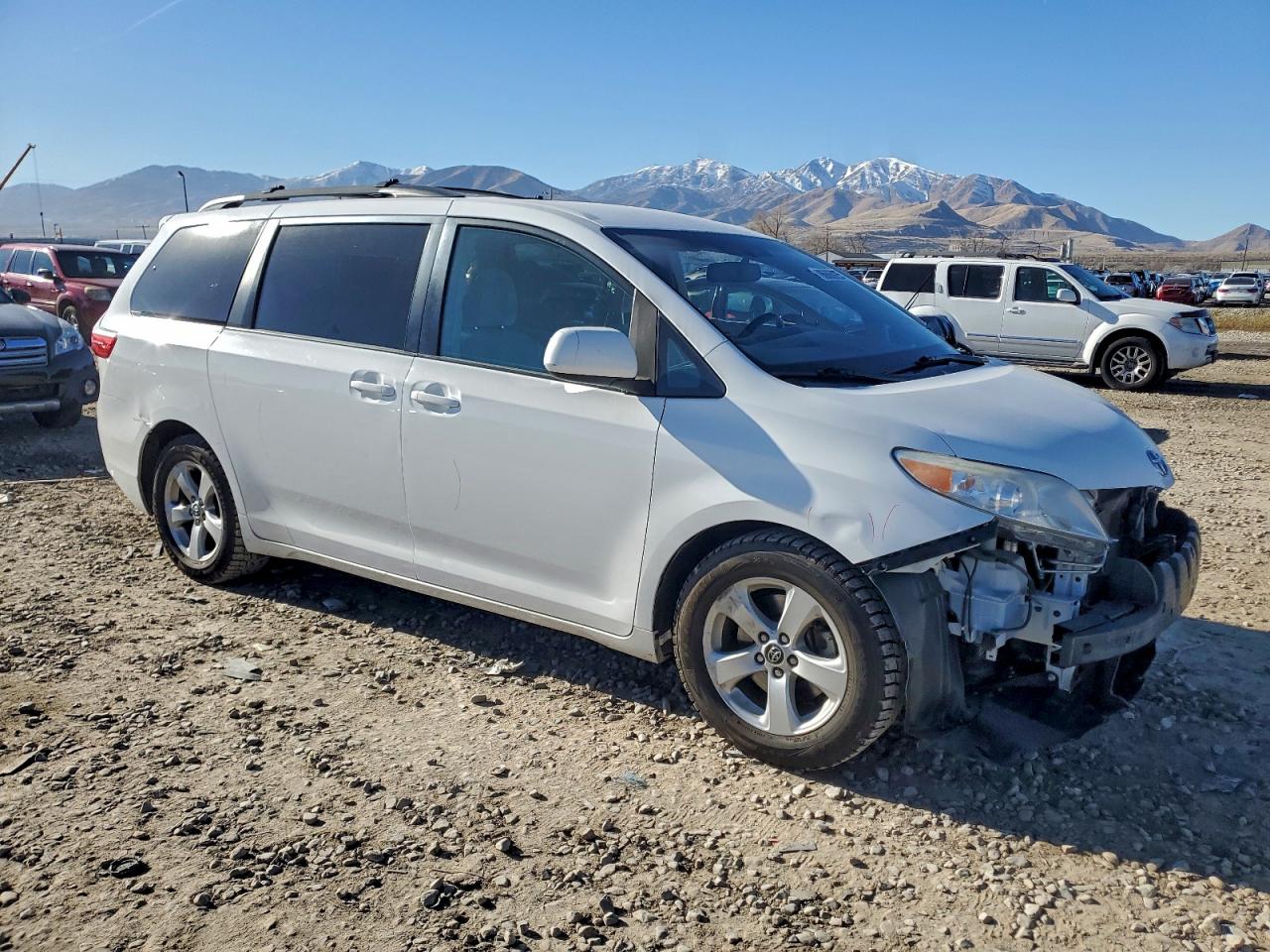 2015 TOYOTA SIENNA LE photo 4