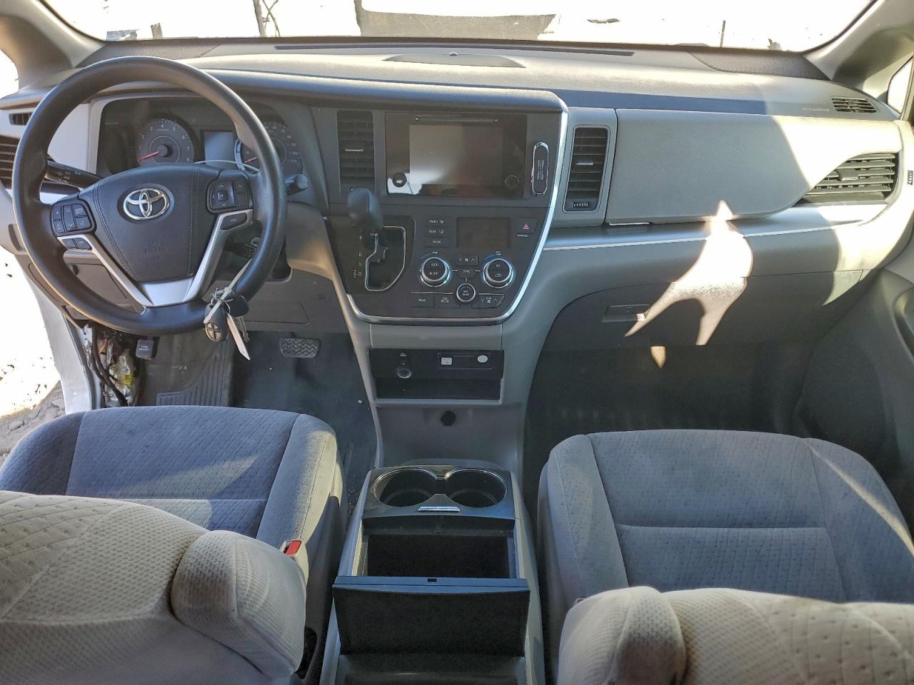 2015 TOYOTA SIENNA LE photo 8
