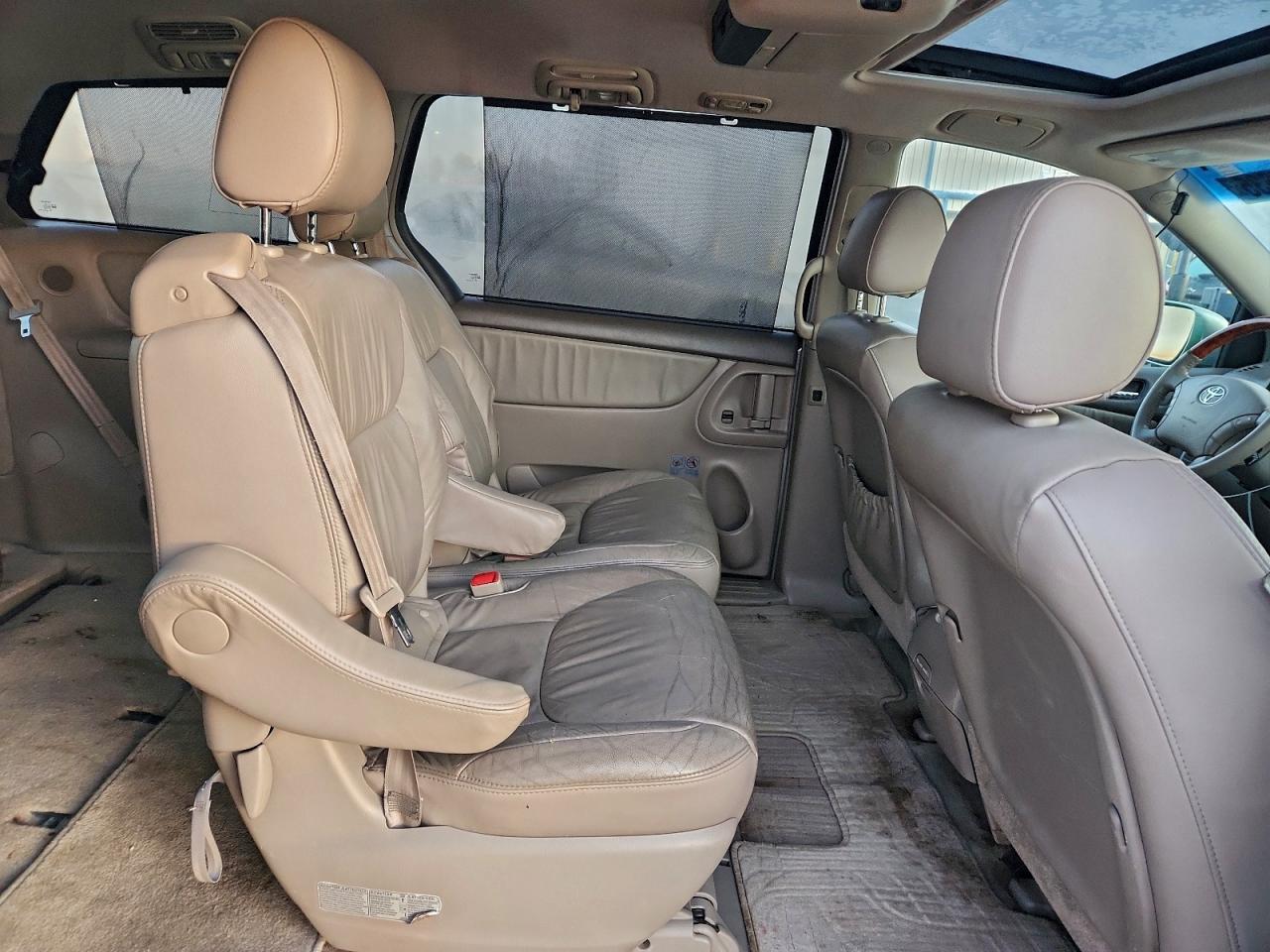 2008 TOYOTA SIENNA XLE photo 11