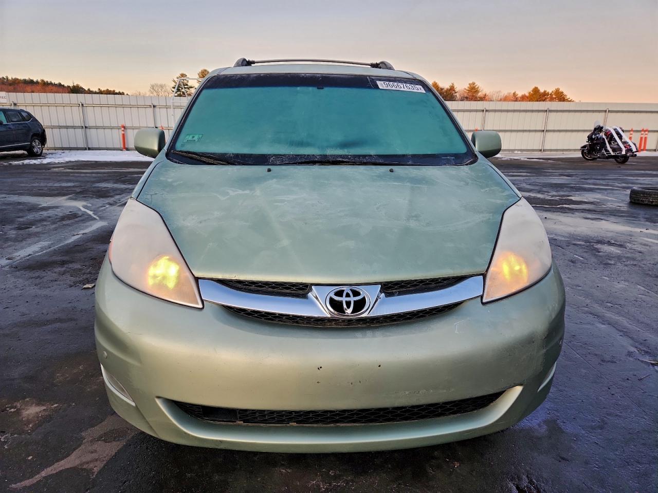 2008 TOYOTA SIENNA XLE photo 5