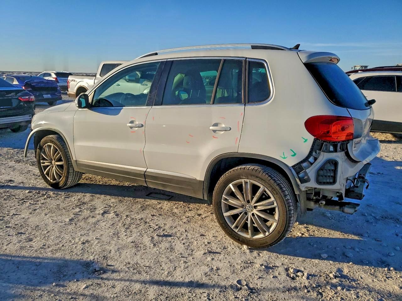 2016 VOLKSWAGEN TIGUAN S photo 2