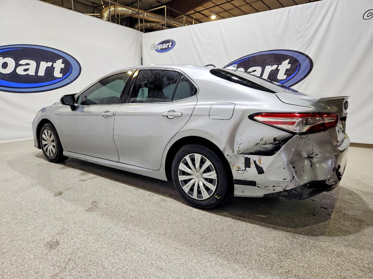2019 TOYOTA CAMRY LE photo 2