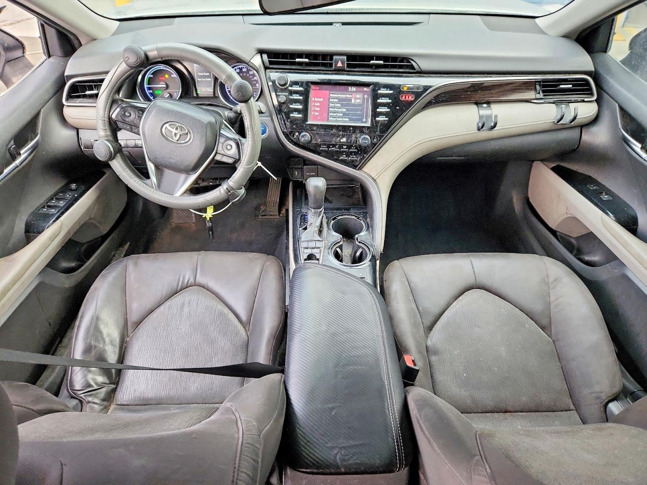 2019 TOYOTA CAMRY LE photo 8