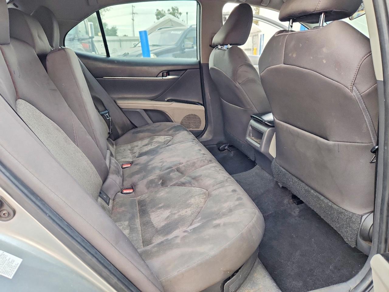 2019 TOYOTA CAMRY LE photo 10