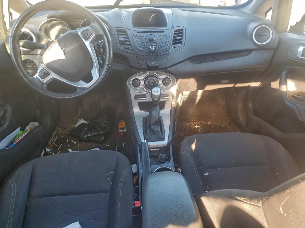 2015 FORD FIESTA SE photo 8
