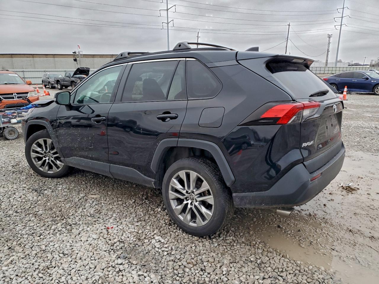 2022 TOYOTA RAV4 XLE PREMIUM photo 2