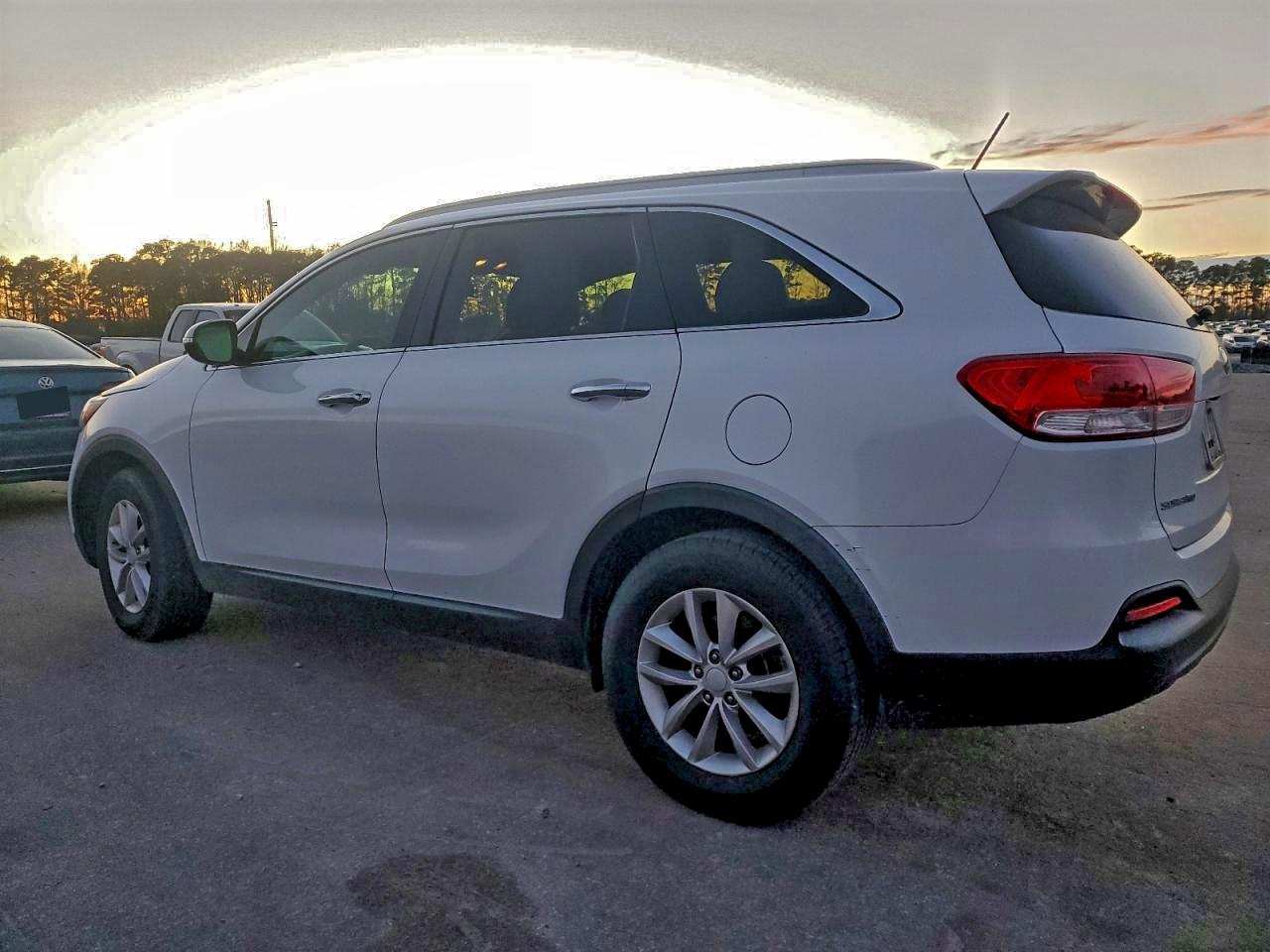 2017 KIA SORENTO LX photo 2