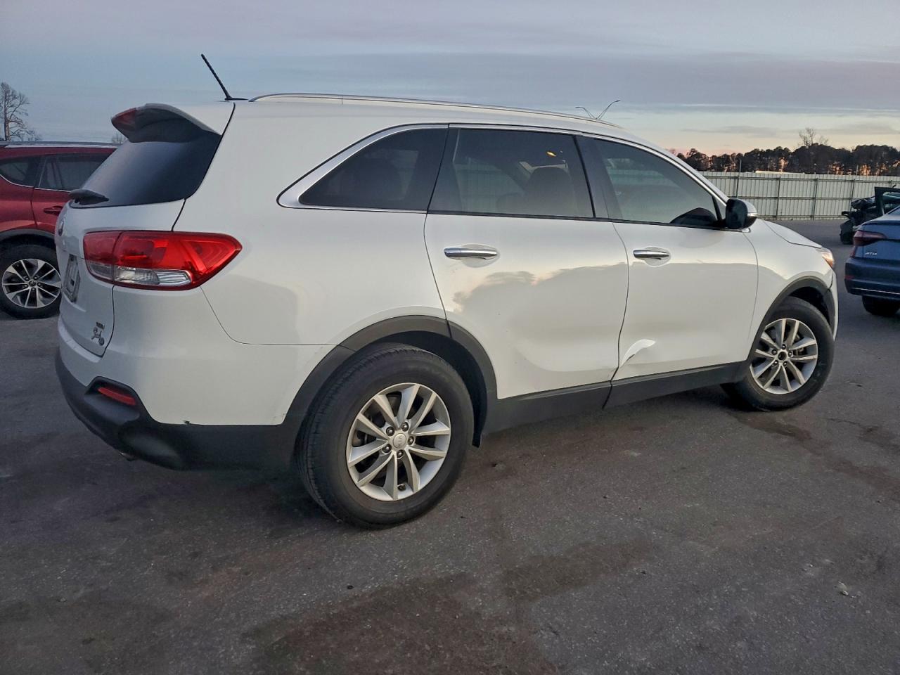2017 KIA SORENTO LX photo 3